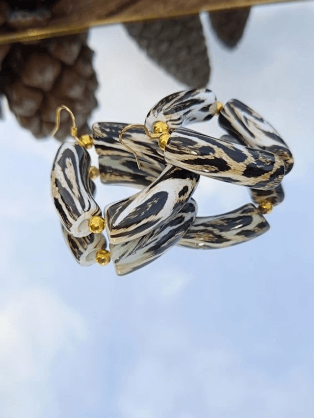 Boucles d'oreilles perles tubes incurvées Indrani Cheeta