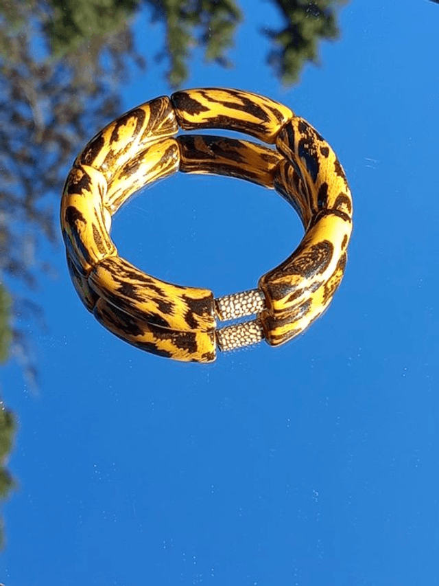 Bracelet jonc perles tubes acrylique léopard Indrani Jiraaph N°1