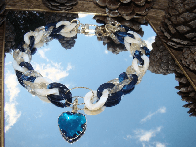 Collier en grosses maillons en acrylique Raat Ki Chamak coeur bleu
