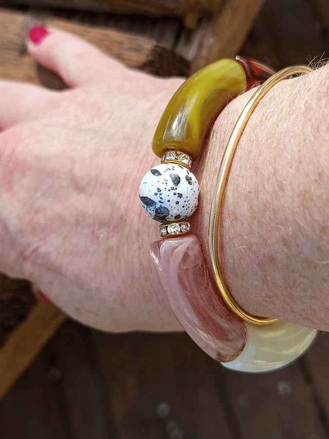 Bracelet perles tubes incurvées acrylique Uma Vana