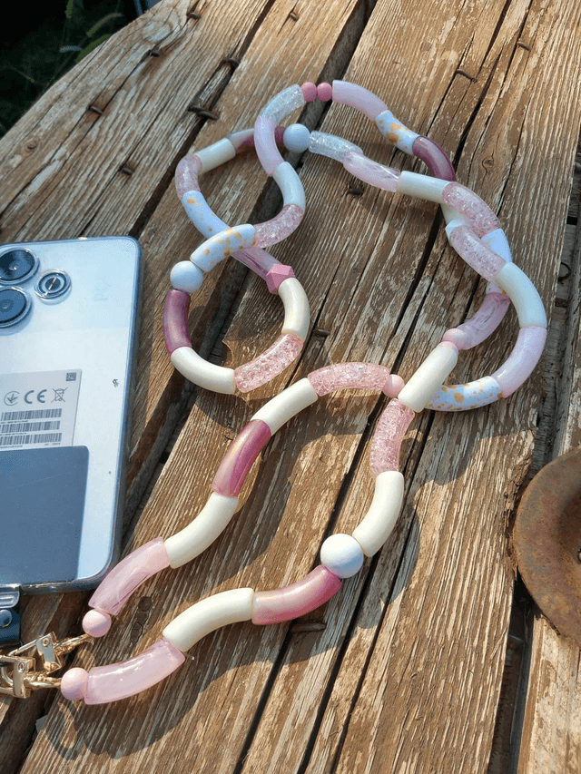 Bijou de téléphone perles tubes Vinamrata Cheree