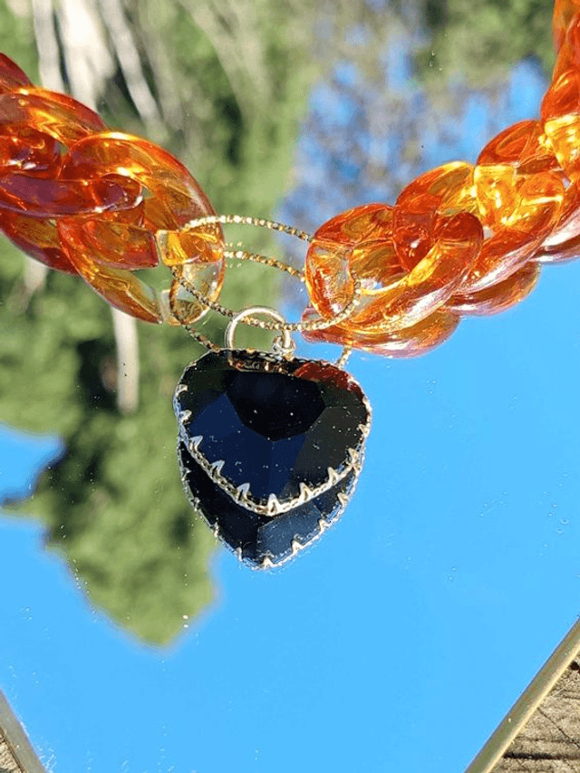 Collier en grosses mailles en acrylique Bhoora coeur noir