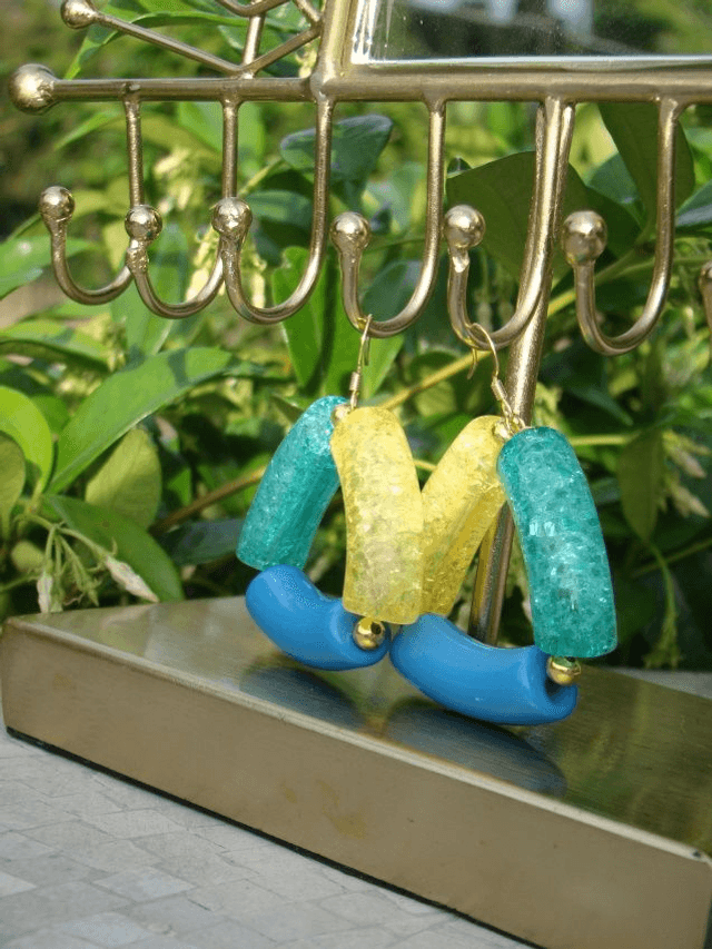 Boucles d'oreilles perles tubes incurvées Chhaaya Peele Neele