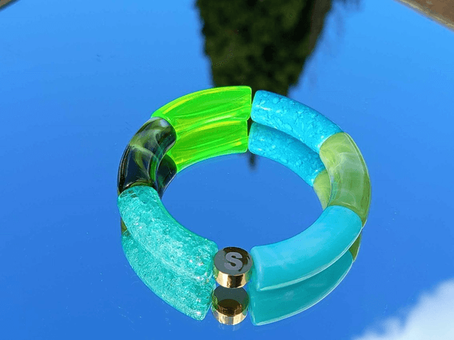Bracelet perles tubes incurvées acrylique Anjali Neele Hare
