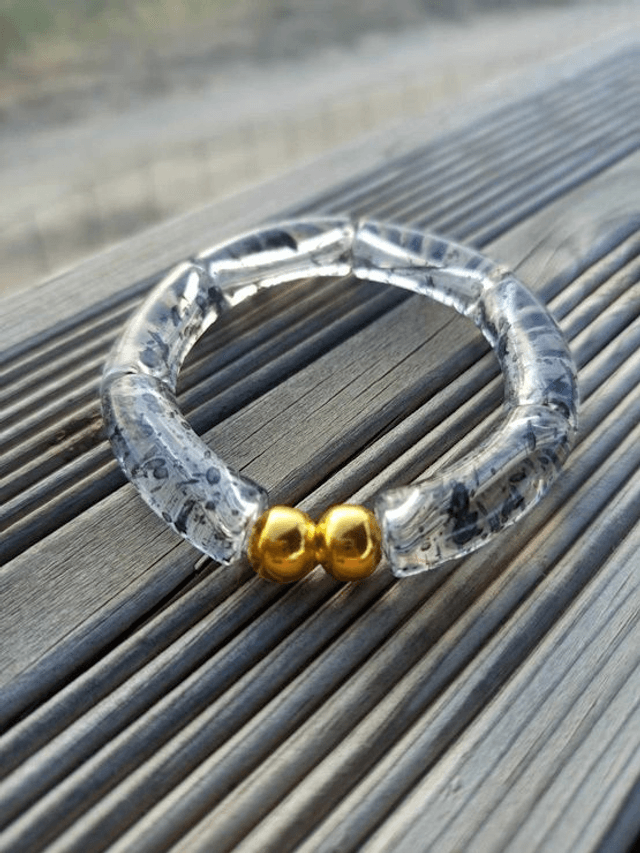 Bracelet perles tubes incurvées acryliques tâchetées Khazaana transparent