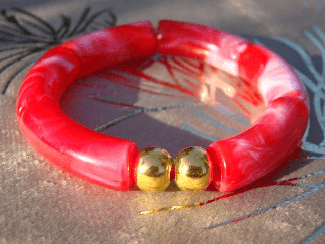 Bracelet perles tubes incurvées acryliques marbrées Khazaana rouge