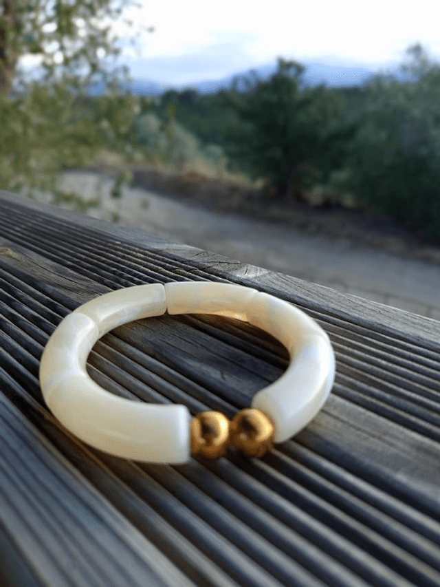 Bracelet perles tubes incurvées acryliques marbrées Khazaana Crème