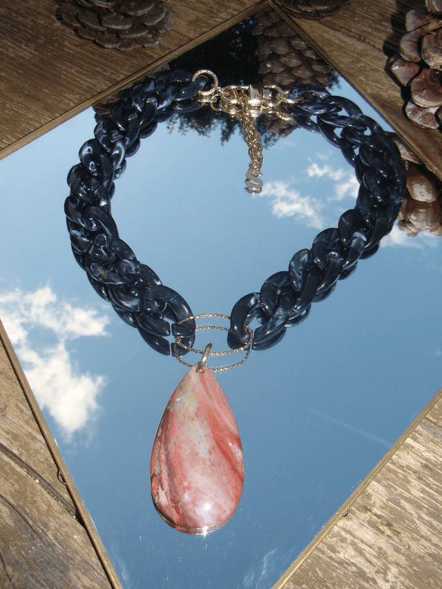 Collier en grosses mailles en acrylique Agni Mala 