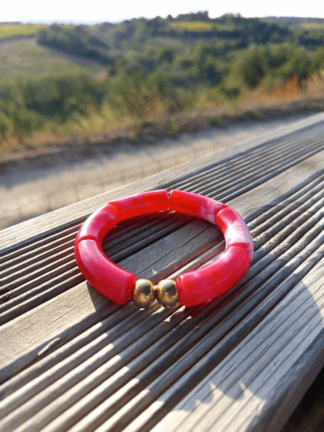 Bracelet perles tubes incurvées acryliques marbrées Khazaana rouge