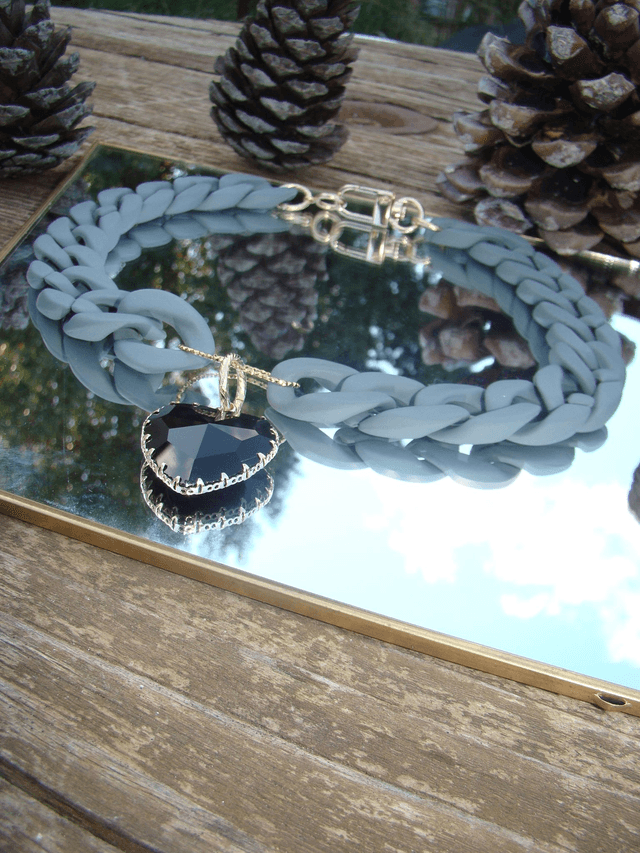 Collier en grosses mailles en acrylique Sletee coeur noir 
