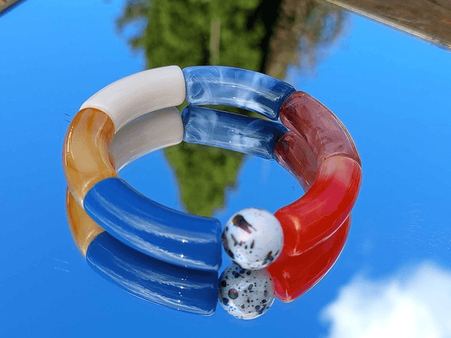 Bracelet perles tubes incurvées acrylique Uma Agniya