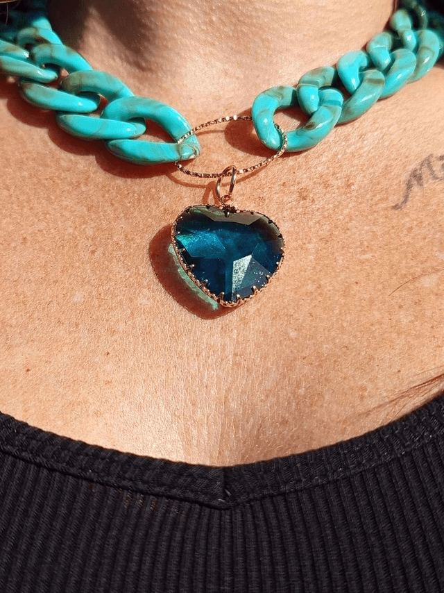 Collier en grosses mailles en acrylique Firoza coeur bleu