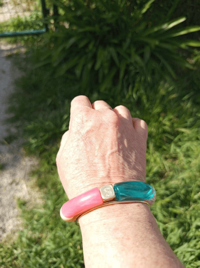 Bracelet perles tubes incurvées acrylique Anjali Gulabee Mithas
