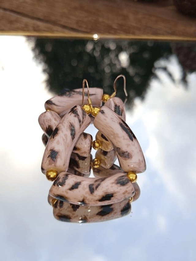 Boucles d'oreilles perles tubes incurvées Indrani Kasaee