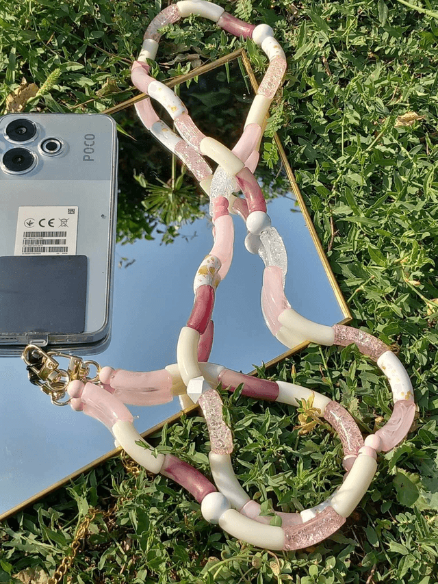 Bijou de téléphone perles tubes Vinamrata Cheree