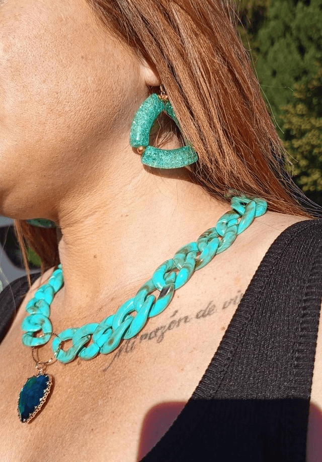 Collier en grosses mailles en acrylique Firoza coeur bleu