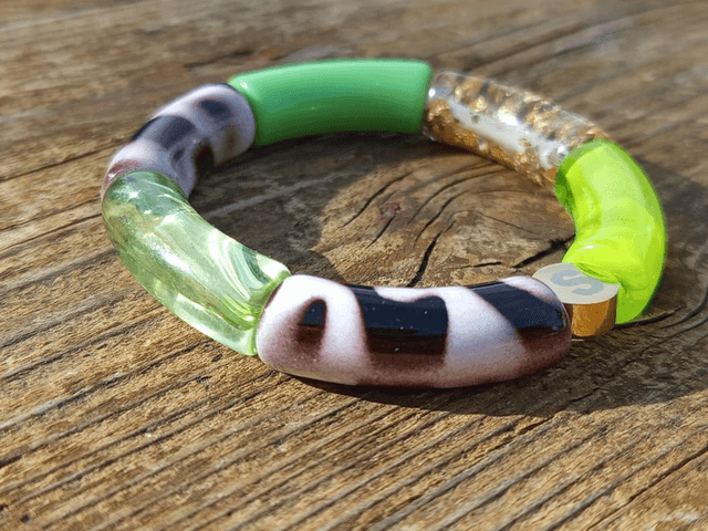 Bracelet jonc perles tubes acrylique léopard Indrani Sajag Patte