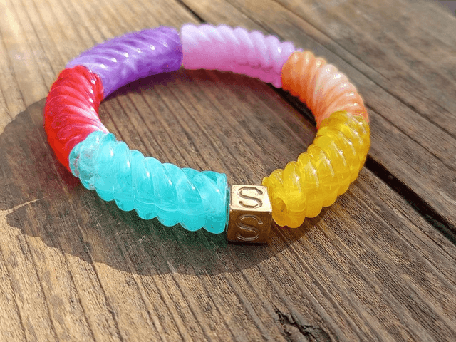 Bracelet perles tubes incurvées acrylique Anjali Indrahanush