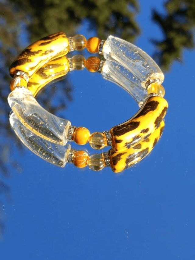 Bracelet perles tubes Arya Indrani léopard jaune et paillettes or 