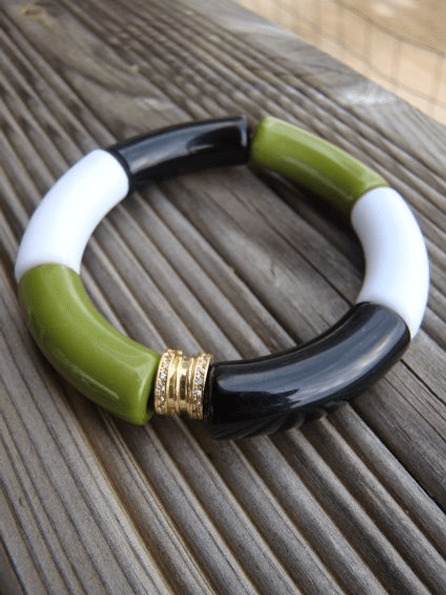 Bracelet perles tubes incurvées Chandra Khaakee : kaki, noir et blanc