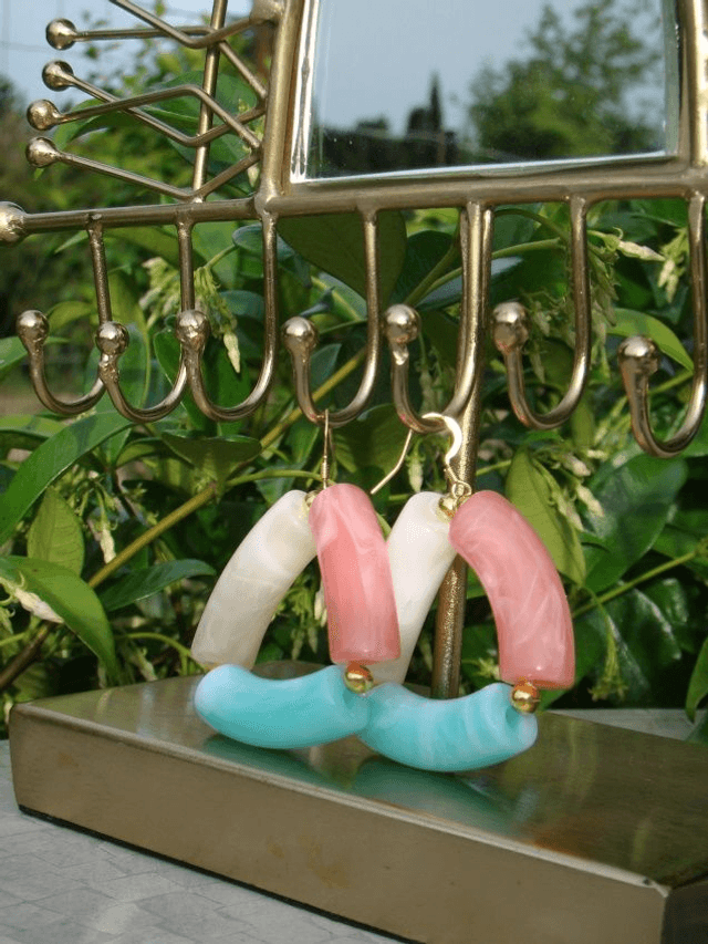 Boucles d'oreilles perles tubes incurvées Tiranga Kaindee
