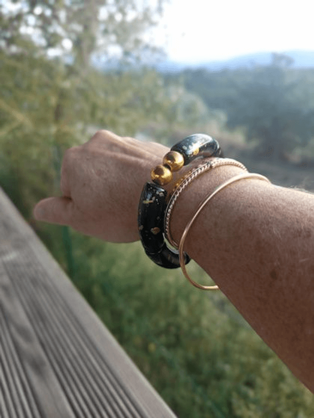 Bracelet perles tubes incurvées acryliques tâchetées Khazaana noir