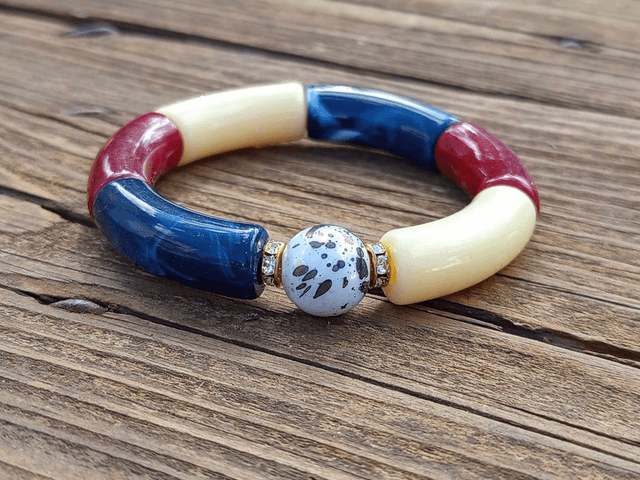 Bracelet perles tubes incurvées acrylique Uma Fraans