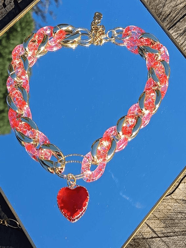 Collier en grosses mailles en acrylique paaradarshee laal coeur rouge