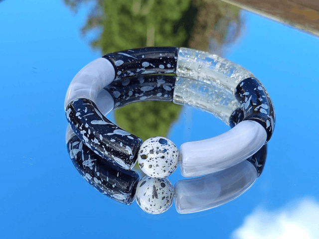 Bracelet perles tubes incurvées acrylique Uma Raakh