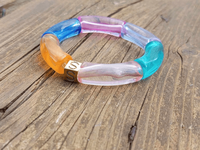 Bracelet perles tubes incurvées acrylique Anjali Holi