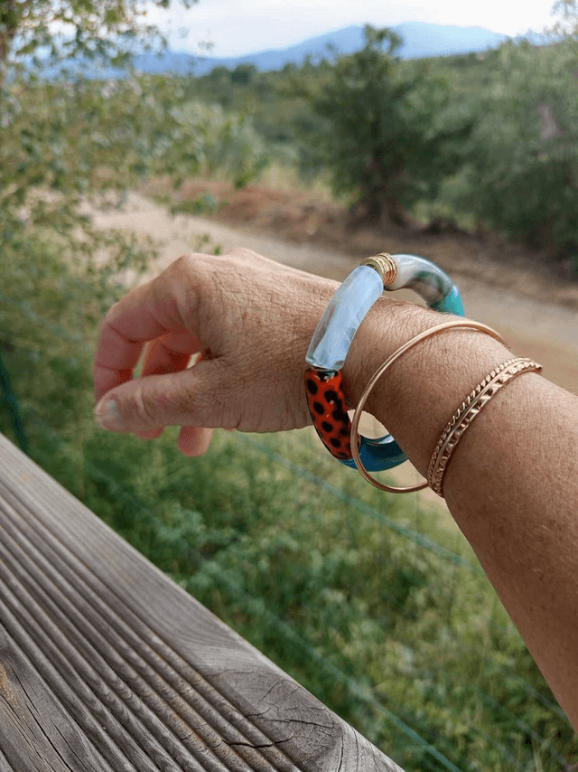 Bracelet jonc perles tubes acrylique léopard Indrani Neela