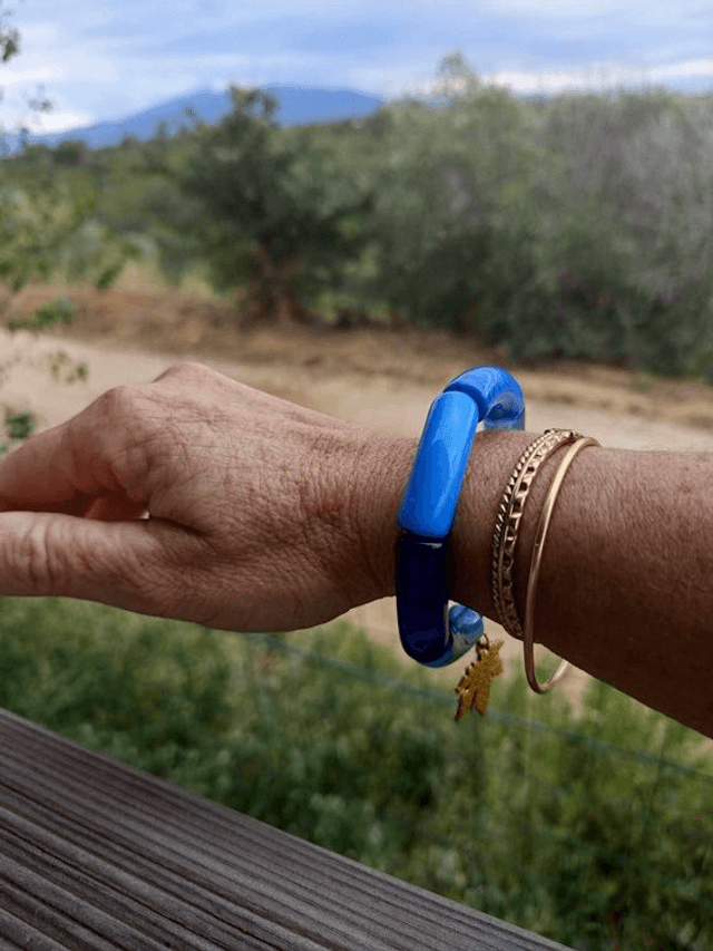 Bracelet perles tubes incurvées Mohana Neela breloque feuille d'érable