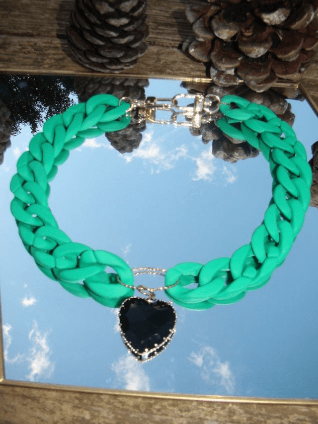 Collier en grosses mailles en acrylique Sajawat coeur noir