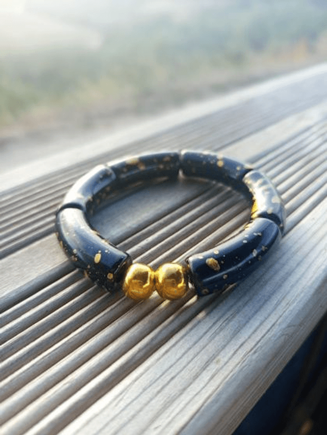 Bracelet perles tubes incurvées acryliques tâchetées Khazaana noir