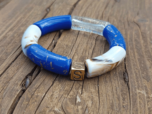 Bracelet perles tubes incurvées acrylique Anjali Mridula Raat