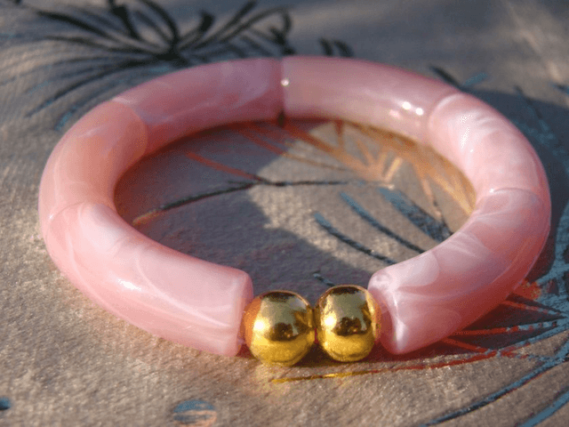 Bracelet perles tubes incurvées acryliques marbrées Khazaana Rose clair