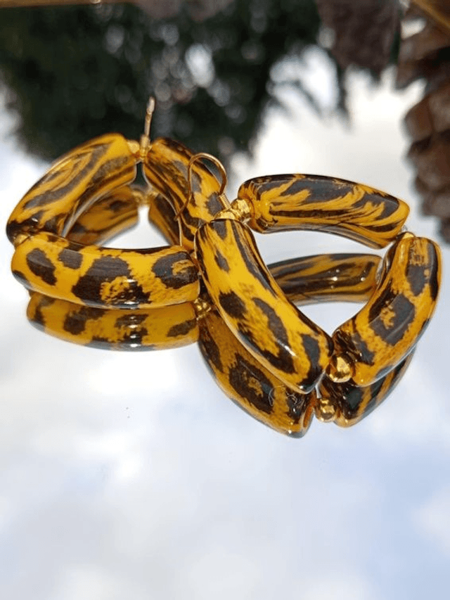 Boucles d'oreilles perles tubes incurvées Indrani Jiraaph