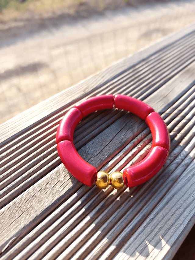 Bracelet perles tubes incurvées acryliques unies Khazaana rouge