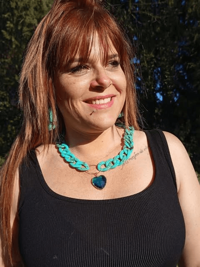 Collier en grosses mailles en acrylique Firoza coeur bleu