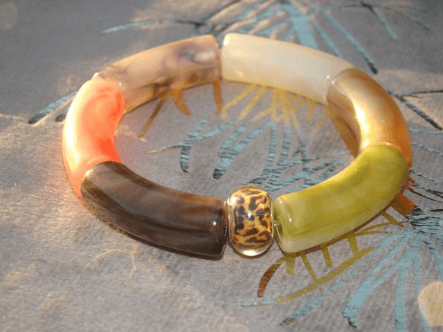 Bracelet perles tubes incurvées acrylique Jaya Bhoora Hara