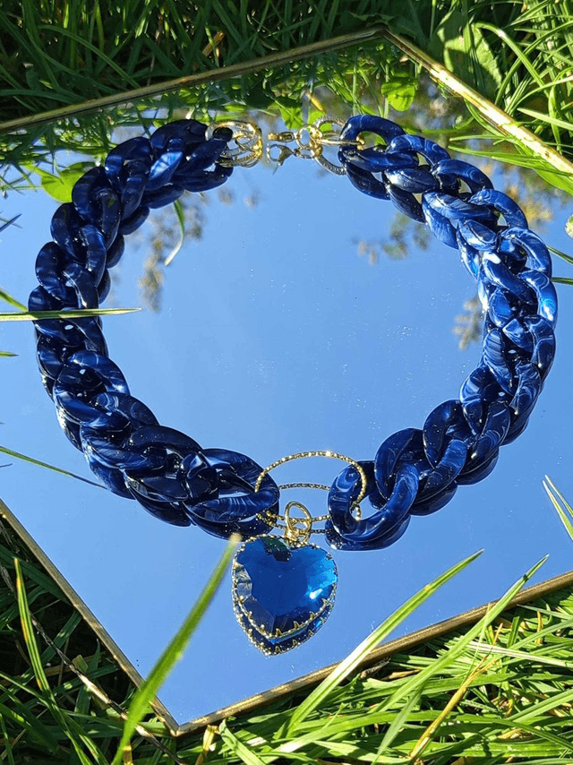Collier en grosses mailles en acrylique Saagar Ka hrday coeur bleu