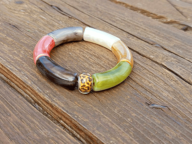 Bracelet perles tubes incurvées acrylique Jaya Bhoora Hara