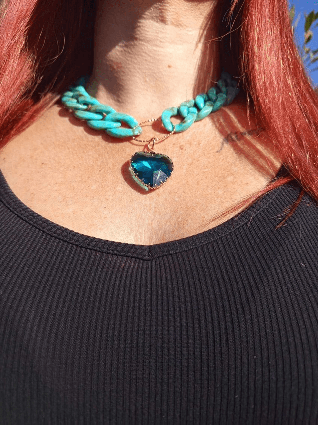 Collier en grosses mailles en acrylique Firoza coeur bleu