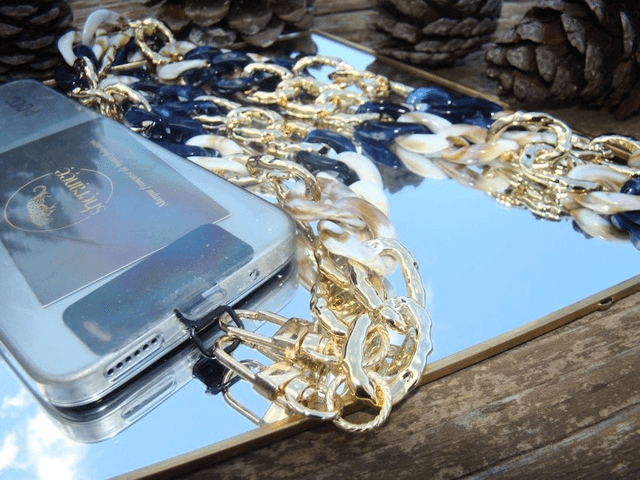 Bijou de téléphone gros maillons en  acrylique Neela Ratna