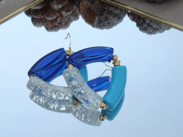 Boucles d'oreilles perles tubes incurvées Chaandee bleu et argent