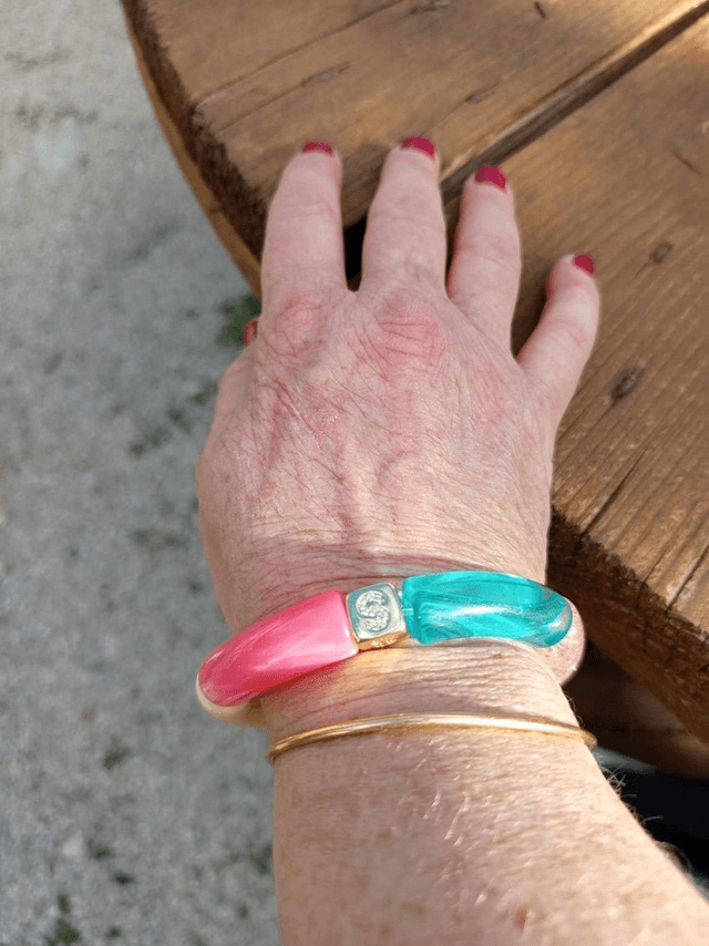 Bracelet perles tubes incurvées acrylique Anjali Gulabee Mithas