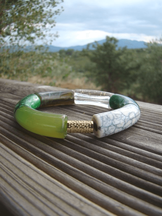 Bracelet perles tubes incurvées Chandra Hara vert foncé paillettes