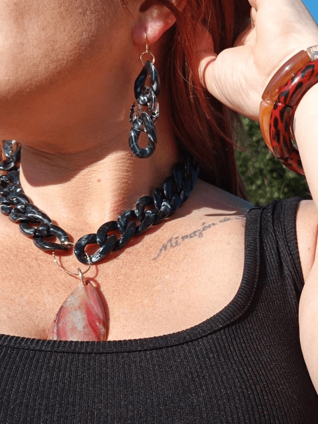 Collier en grosses mailles en acrylique Agni Mala 