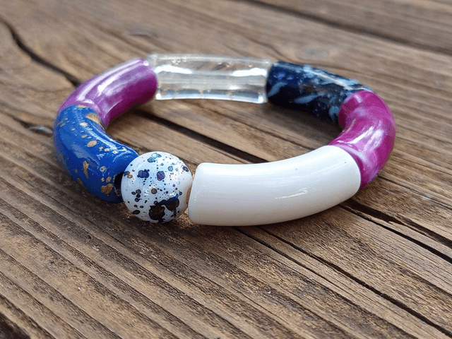 Bracelet perles tubes incurvées acrylique Uma Saandhya
