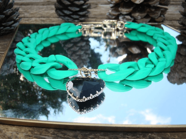 Collier en grosses mailles en acrylique Sajawat coeur noir